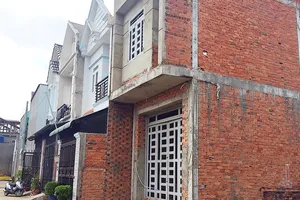 Những căn nhà phân lô bán nền ở ấp 3 xã Vĩnh Lộc B  không hệ thống thoát nước, không có nước sạch