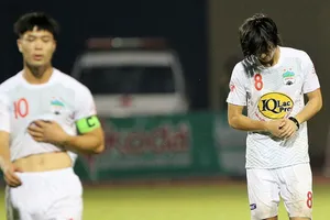 Nỗi thất vọng của đội trưởng Công Phượng và Tuấn Anh khi thua đậm trước Thanh Hóa. Ảnh: T.L