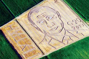 Vẽ hình Tổng thống Nga trên cánh đồng