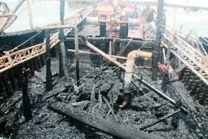 Một tàu cá bị lửa thiêu rụi