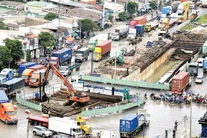 Xe container từ cảng đi vào nút giao thông Mỹ Thủy (quận 2, TPHCM)   Ảnh: CAO THĂNG 