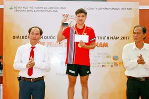 Ban tổ chức trao giải thưởng đơn nam hạng A.