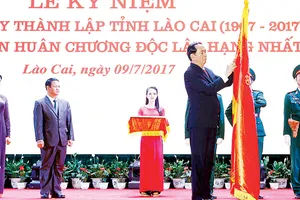 Chủ tịch nước Trần Đại Quang gắn Huân chương Độc lập hạng nhất lên cờ truyền thống của tỉnh Lào Cai