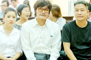 Diễn viên Ngọc Trinh và các đồng nghiệp tại phiên tòa      Ảnh: NGUYỄN THÀNH