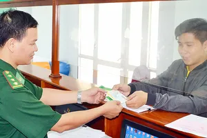 Sau khi khai báo hồ sơ qua internet, người dân, doanh nghiệp chỉ cần đến trụ sở nhận giấy tờ  (Ảnh do đơn vị cung cấp)