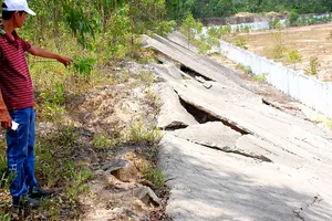 Hệ thống mái taluy dương của dự án bãi xử lý rác đã bị nứt toác, sập, sạt lở nghiêm trọng