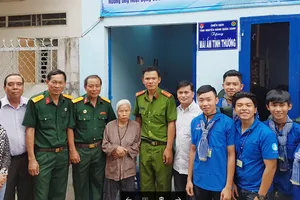 Đại diện UBND phường Long Bình cùng doanh nghiệp, Hội cựu chiến binh, Hội phụ nữ, chiến sĩ tình nguyện Hành quân xanh... bàn giao Mái ấm tình thương cho cụ Hoàng Thị Mai 81 tuổi 