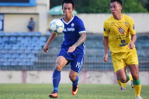 Đồng Tháp (phải) có trận thắng khiến CLB Bình Thuận không phục. Ảnh: viết định