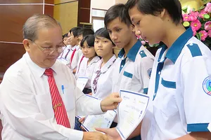 Trao học bổng cho trẻ có hoàn cảnh khó khăn