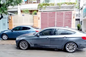 Xe đậu chắn trước nhà