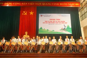 Hanwha Life Việt Nam trao xe đạp tặng trẻ em Thanh Hóa