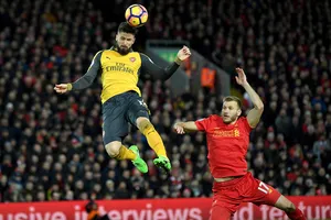 Liverpool (phải) và Arsenal là trận cầu tâm điểm vòng này.