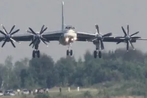 Máy bay ném bom chiến lược hạt nhân Tupolev Tu-95MS tại sân bay Yemelyanovo. Ảnh: REUTERS