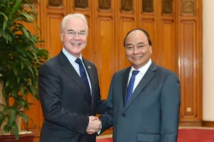 Thủ tướng Nguyễn Xuân Phúc tiếp Bộ trưởng Y tế và Phúc lợi con người Hoa Kỳ T. Prai. Ảnh: VGP