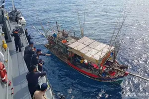 Một tàu cá Việt Nam bị Hải quân Thái Lan bắt giữ. (Nguồn: thailandchatter.com) 