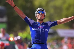 Julian Alaphilippe vui mừng vượt qua đích đến.