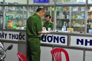 Cơ quan chức năng tiến hành khám nghiệm hiện trường vụ án mạng tại nhà thuốc Phương Nhàn