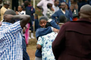 Các cha mẹ chờ tin con sau vụ cháy ký túc xá Trường Nữ sinh Moi ở Nairobi, Kenya, ngày 2-9-2017. Ảnh: REUTERS