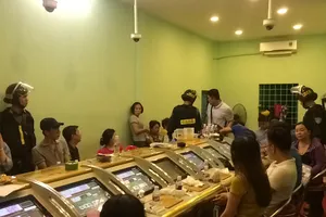 Trinh sát Bộ Công an tập kích tụ điểm cờ bạc khủng ở trung tâm TPHCM