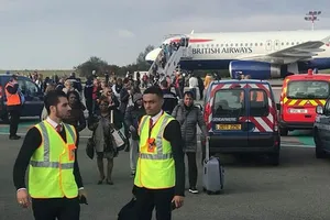 Hành khách sơ tán khỏi máy bay. Nguồn: theguardian.com