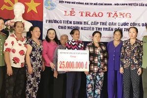 Hội Phụ nữ Công an TPHCM giúp người dân Cần Giờ làm căn cước miễn phí đồng thời tặng quà cho người dân có hoàn cảnh khó khăn ở đây