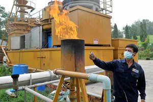 Chuyển hóa rác thải công nghiệp thành khí làm nguyên liệu chạy máy phát điện  tại bãi rác Gò Cát, TPHCM                                   Ảnh: CAO THĂNG