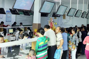 Người dân đăng ký khám chữa bệnh BHYT tại Bệnh viện quận Thủ Đức