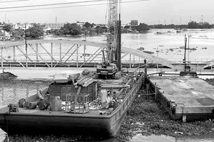 Công trình cầu sắt Bình Lợi được đầu tư theo hình thức BOT  đang tiến hành xây dựng 