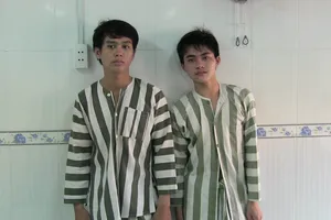  Đối tượng Khang và Nhân  (từ trái qua) tại cơ quan công an