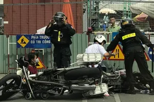 Tạm đình chỉ công tác cảnh sát cơ động thúc gối vào bụng nam sinh