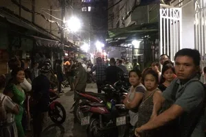 Người dân hiếu kỳ theo dõi vụ việc 