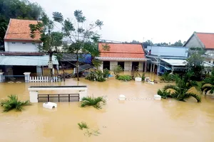 Đến chiều 6-11, lũ tiếp tục nhấn chìm nhà dân  ở xã Điện Thắng Trung (Điện Bàn, Quảng Nam)                                        Ảnh: Nguyễn Hùng