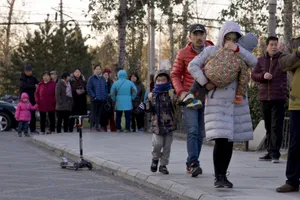 Đón trẻ tại trường mẫu giáo RYB Education New World ở quận Chaoyang, Bắc Kinh, ngày 24-11-2017. Ảnh: AP