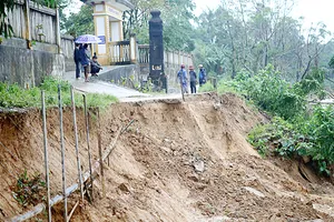 Sạt lở sông Hương vào sát cổng Trường Tiểu học Hương Thọ (Thừa Thiên - Huế)             