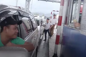 Tài xế dùng tiền lẻ qua Trạm thu phí BOT Ninh An nhằm phản đối chủ đầu tư  đặt trạm sai vị trí