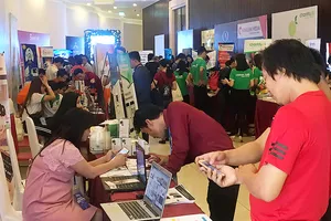 Các bạn trẻ, doanh nghiệp cùng trao đổi, tìm kiếm cơ hội hợp tác trong ngày hội về kinh doanh trực tuyến ở TPHCM