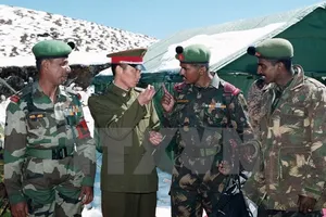 Binh sỹ Ấn Độ và binh sỹ Trung Quốc tại khu vực biên giới Ấn Độ - Trung Quốc. Nguồn: TTXVN