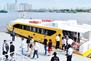 Hành khách đi buýt đường sông                                                                                                        Ảnh: THÀNH TRÍ