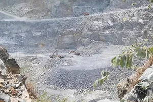 Khai thác đá ở Dĩ An, Bình Dương