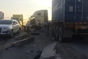  Hiện trường vụ tai nạn trên cầu vượt ngã 4 Thủ Đức. Ảnh: CHÍ PHƯỚC