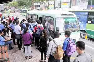 Hành khách đi xe buýt tuyến số 44 	Ảnh: CAO THĂNG