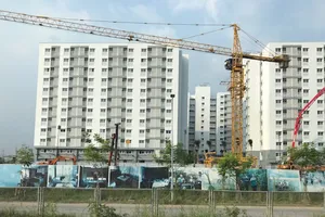 Sắp tới, các công trình xây dựng từ  9 tầng trở lên phải sử dụng tối thiểu 80% VLXKN                                                                                                                       Ảnh: HUY ANH