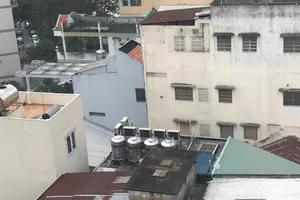   Nhiều hộ gia đình ở TPHCM sử dụng bồn nước nóng năng lượng Mặt trời để tiết kiệm điện     Ảnh: Huy Anh