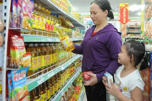                            Mua hàng tại cửa hàng tiện lợi Satra Food                      Ảnh: CAO THĂNG