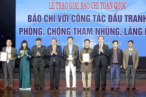 Chủ tịch nước Trần Đại Quang đến dự và trao giải  cho các tác giả     Ảnh:TTXVN