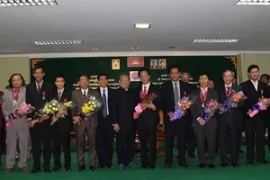 Các cán bộ Ngoại giao và báo chí Việt Nam tại buổi lễ nhận huân chương. Ảnh: TTXVN