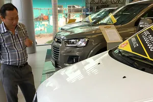 Xem ô tô tại salon Chevrolet Sài Gòn              Ảnh: CTV