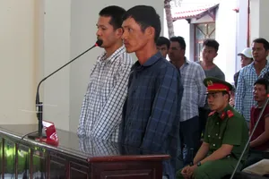 Bị cáo Phan Đình Lộc (áo xanh đen kẻ sọc), Đỗ Văn Quý (áo trắng kẻ sọc vuông) tại phiên tòa