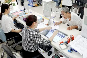 Quận 1 (TPHCM) được chọn thí điểm đô thị thông minh.  Trong ảnh: Cán bộ UBND quận 1 tiếp nhận hồ sơ và nhập liệu thông tin  trên máy tính để người dân theo dõi tiến trình giải quyết.           Ảnh: HOÀNG HÙNG