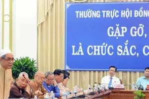 Cử tri Lý Du Sô, Trưởng ban Cộng đồng Hồi giáo TP Hồ Chí Minh phát biểu tại buổi tiếp xúc cử tri. Ảnh: TTXVN
